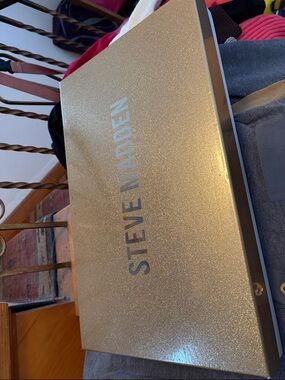 Steve Madden Scarf and hat set Pristine Condition